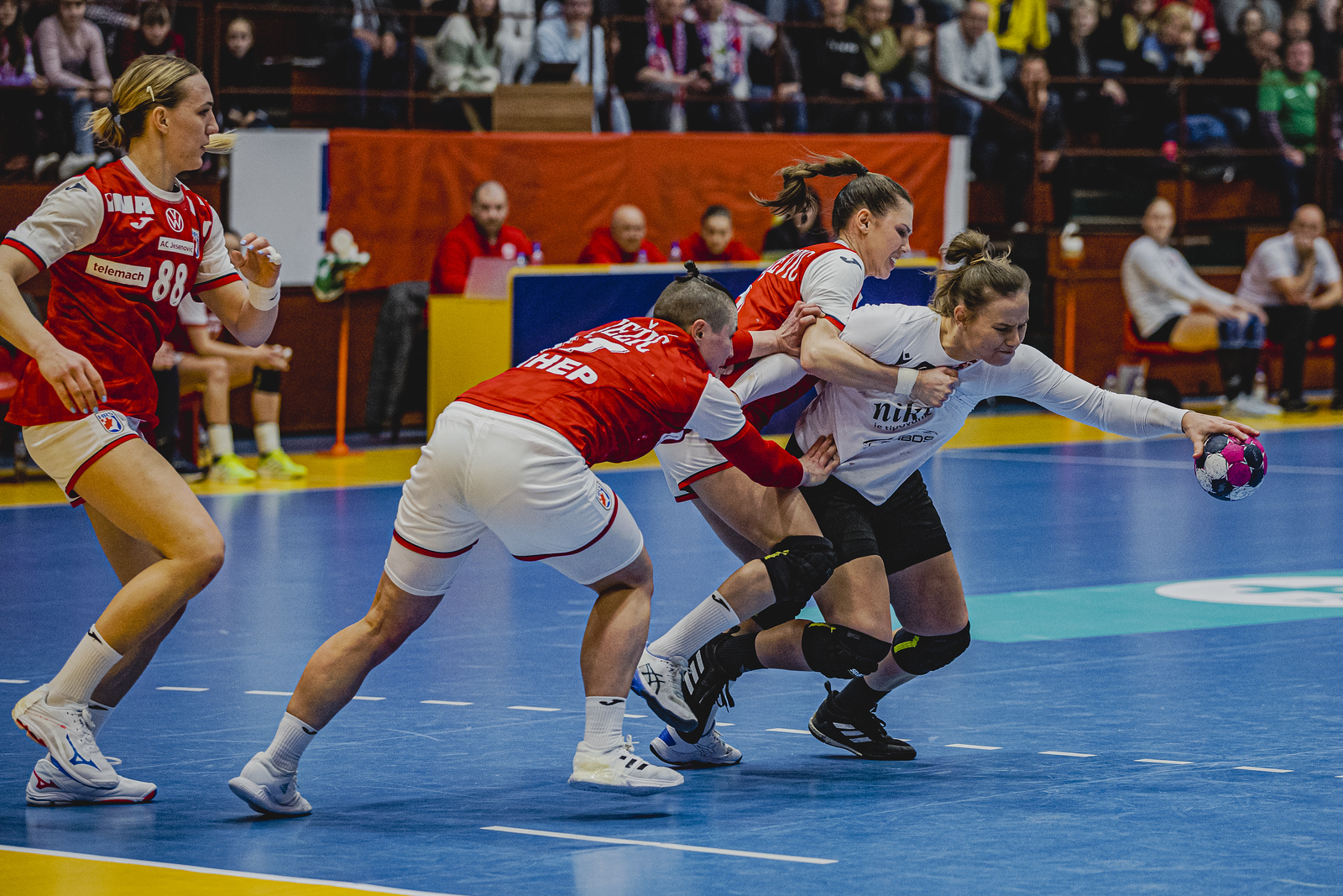 Croatia contain fiery Slovakia; Serbia win in Türkiye