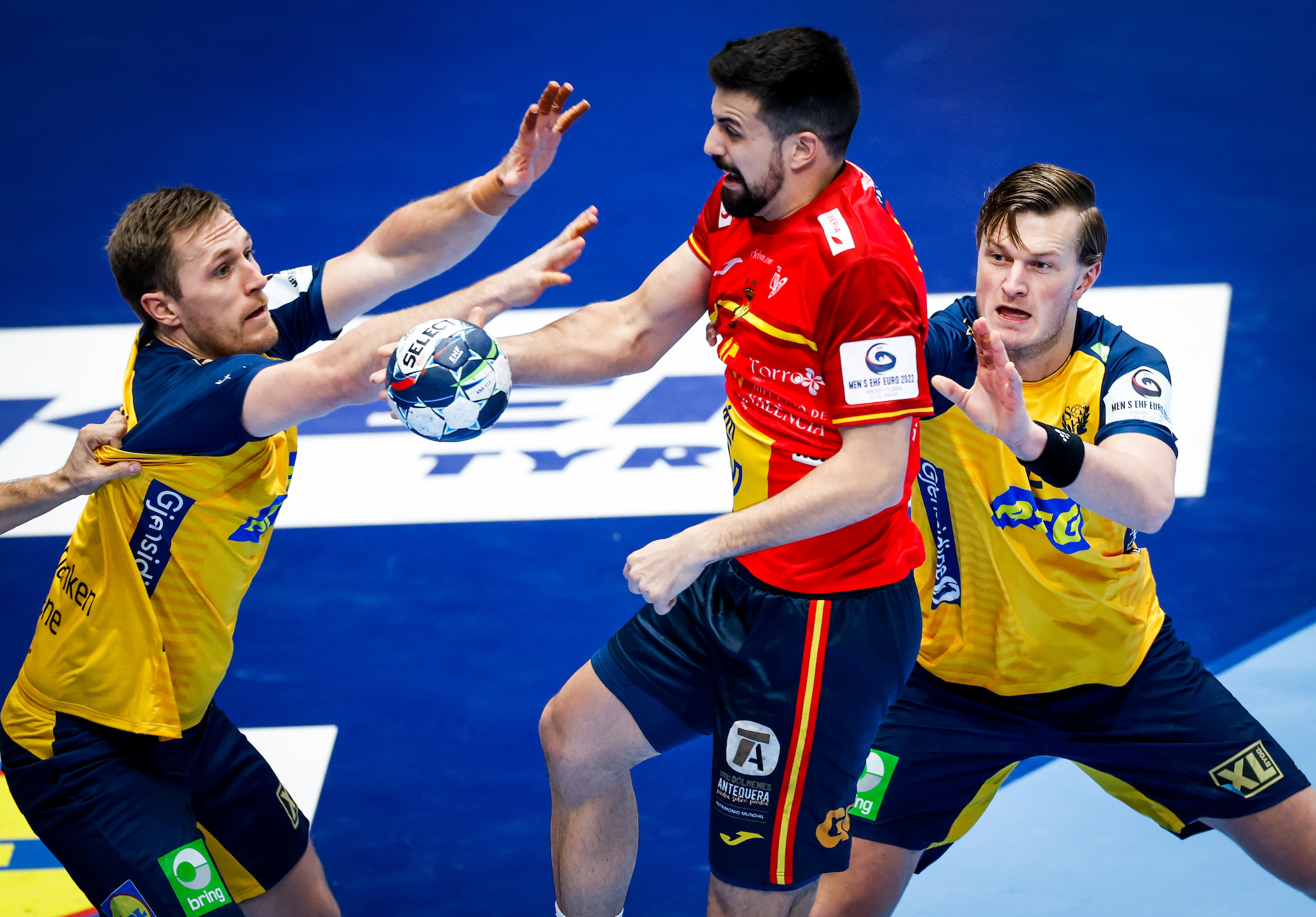 Defending champions win and proceed