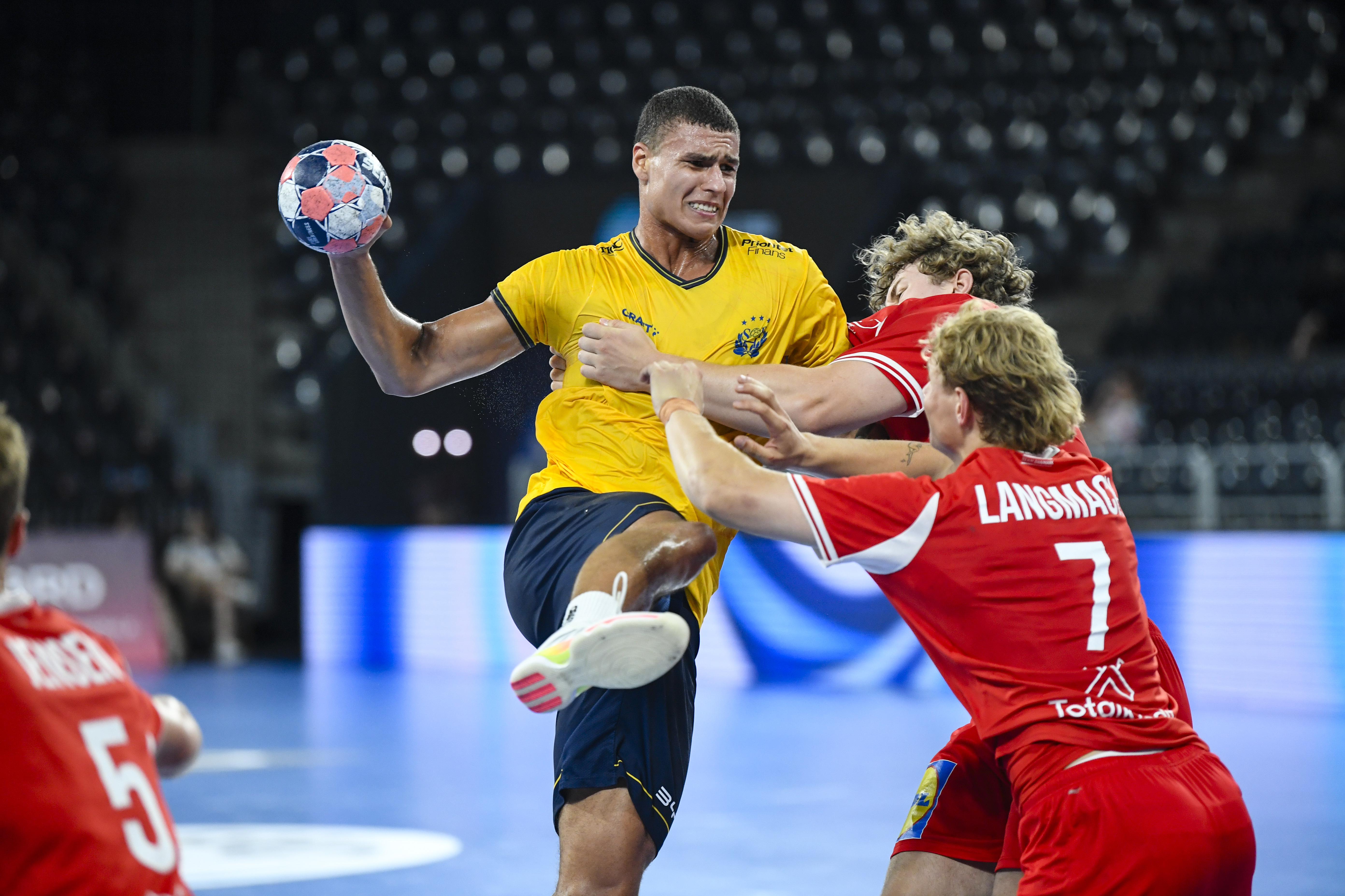 Live blog: Sweden lead Denmark in first M20 EHF EURO semi-final
