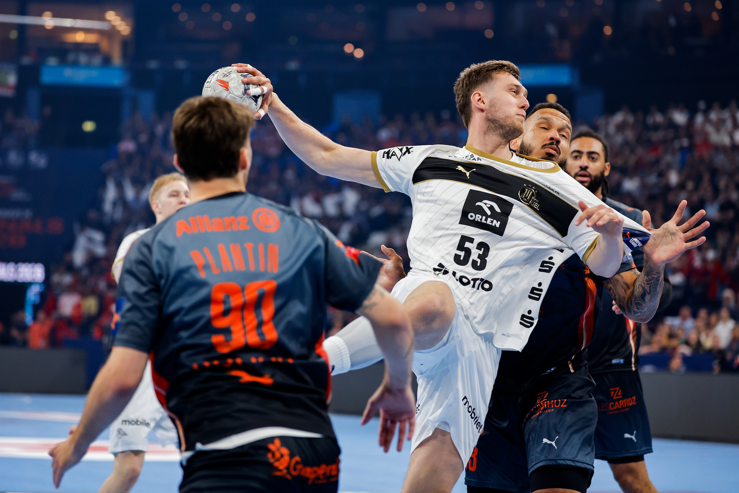 LIVE BLOG: Kiel lead Montpellier in intense first semi-final