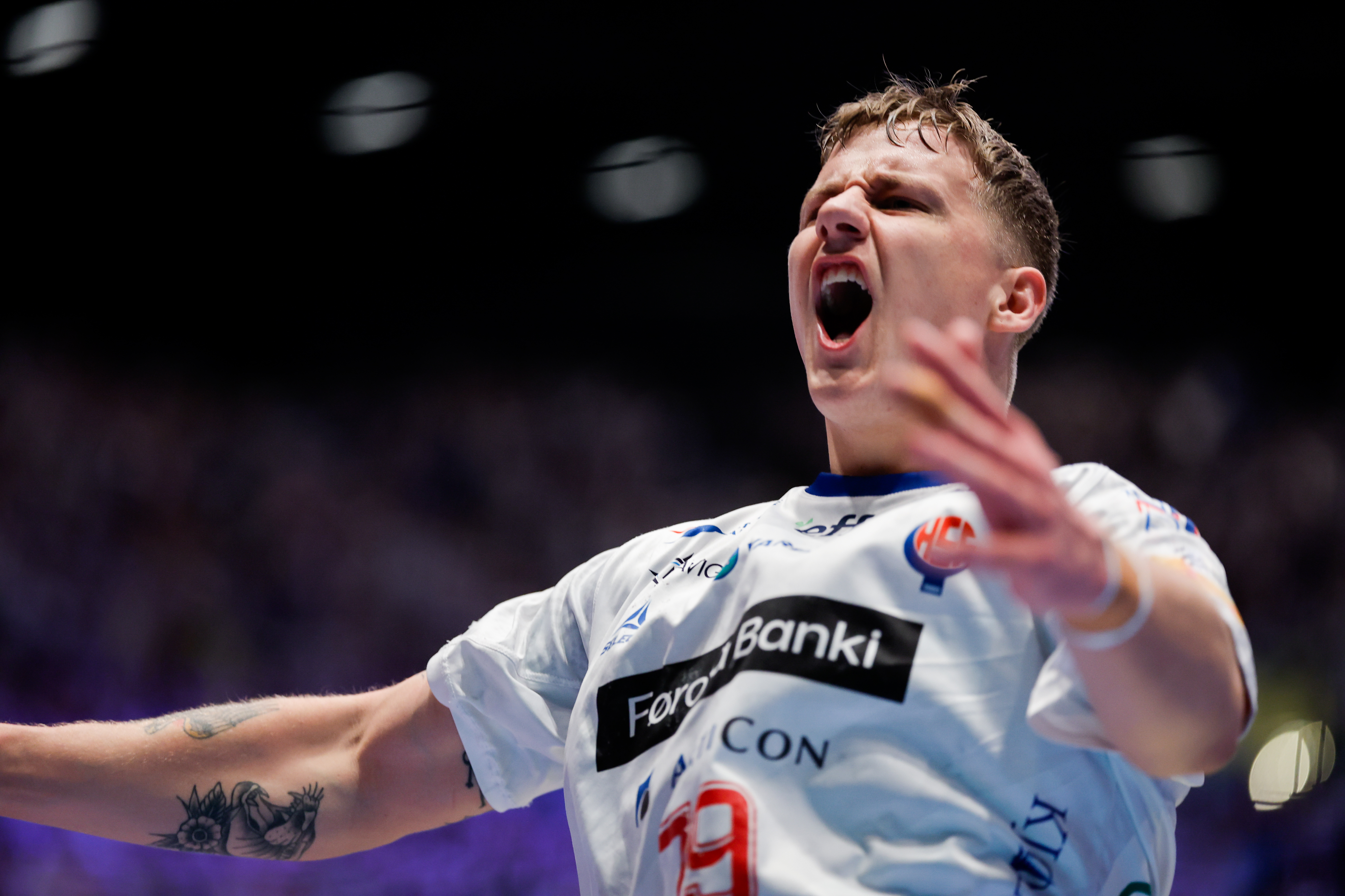 Summary: Thrilling endings in Oslo; favourite sides start strong