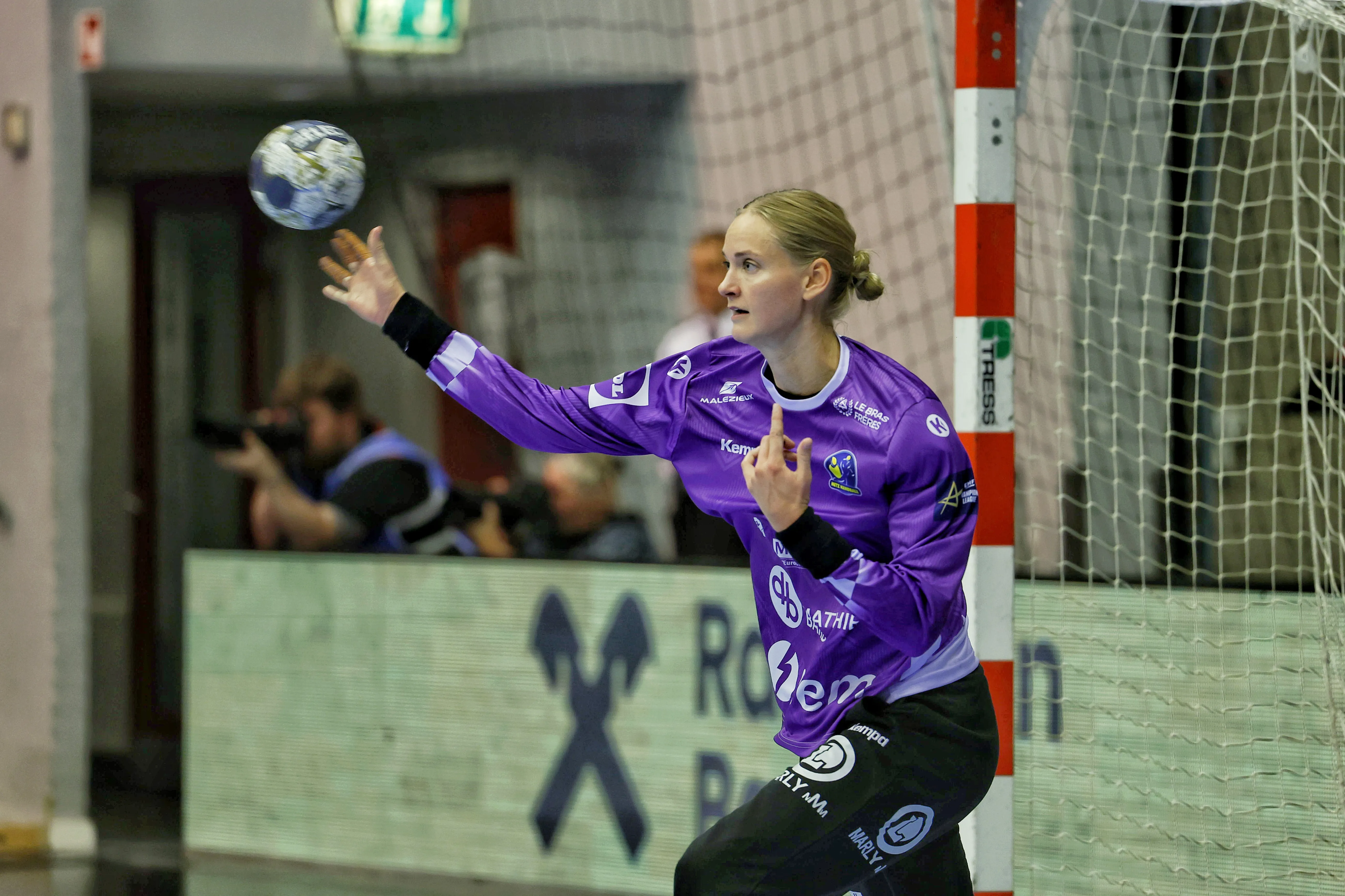 CL handball: How Metz goalkeeper Bundsen plays with the shooters
