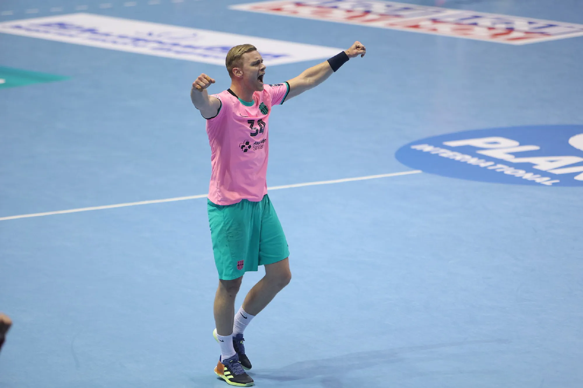 Debutants, past winners and three Spanish coaches