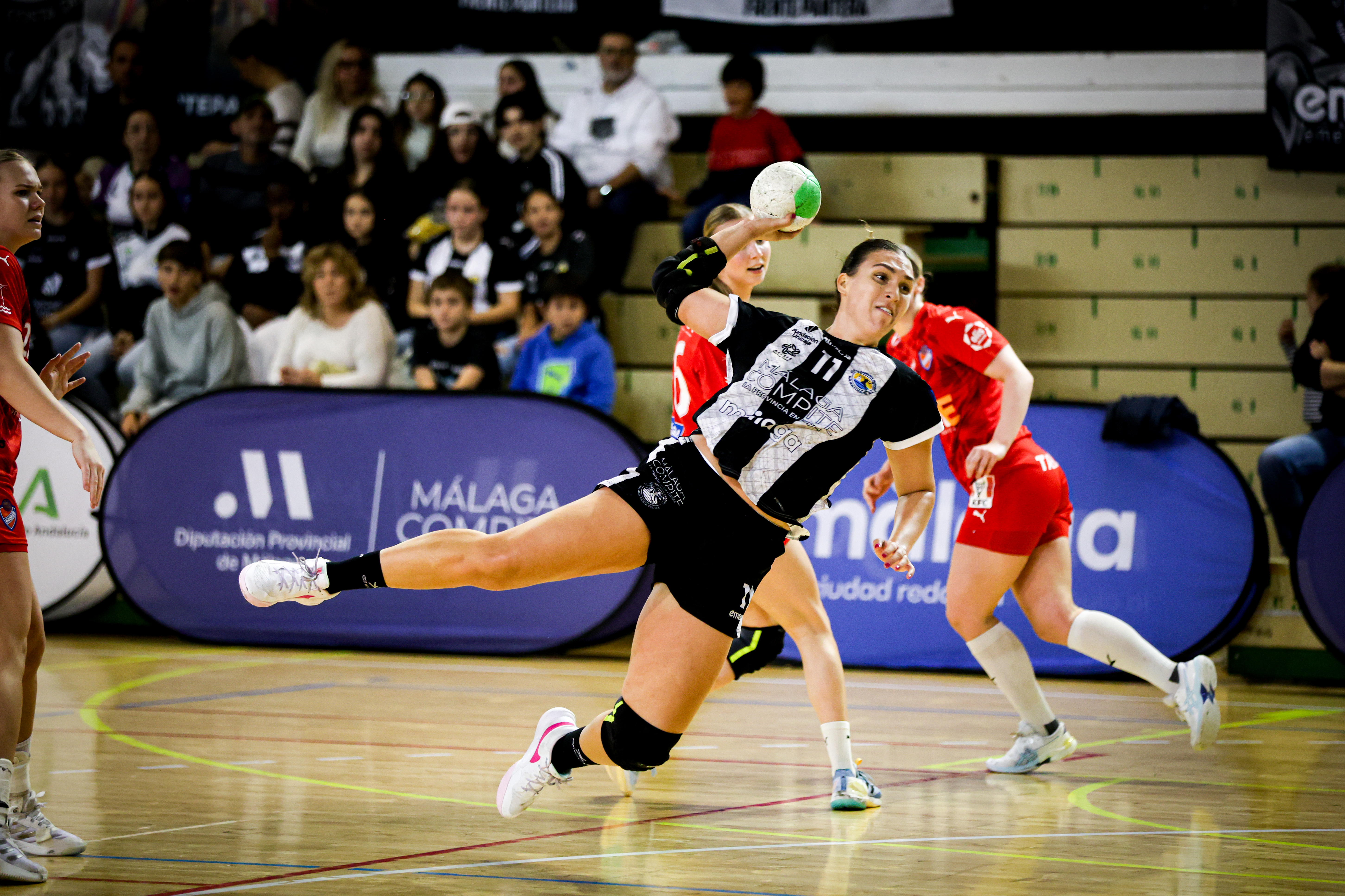 Two former winners aim to proceed to the quarter-finals