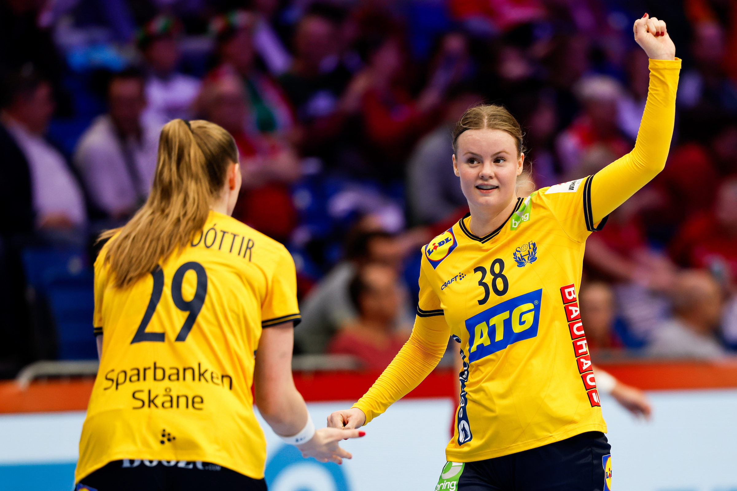 Sweden off to a dominant start in Debrecen